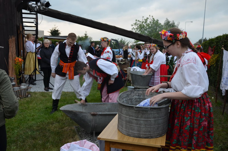Eksponaty w użyciu przed święciechowskim wiatrakiem (zdjęcia)
