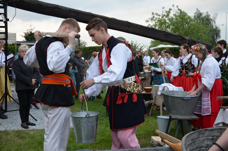 Eksponaty w użyciu przed święciechowskim wiatrakiem (zdjęcia)