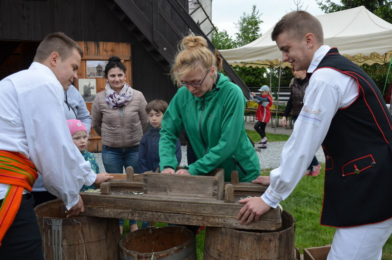 Eksponaty w użyciu przed święciechowskim wiatrakiem (zdjęcia)