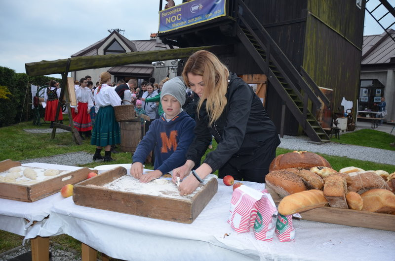 Eksponaty w użyciu przed święciechowskim wiatrakiem (zdjęcia)