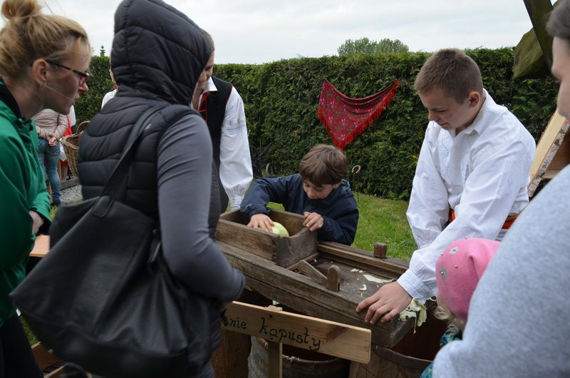Eksponaty w użyciu przed święciechowskim wiatrakiem (zdjęcia)