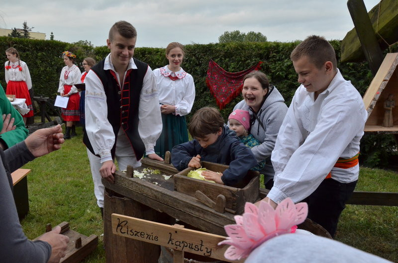 Eksponaty w użyciu przed święciechowskim wiatrakiem (zdjęcia)