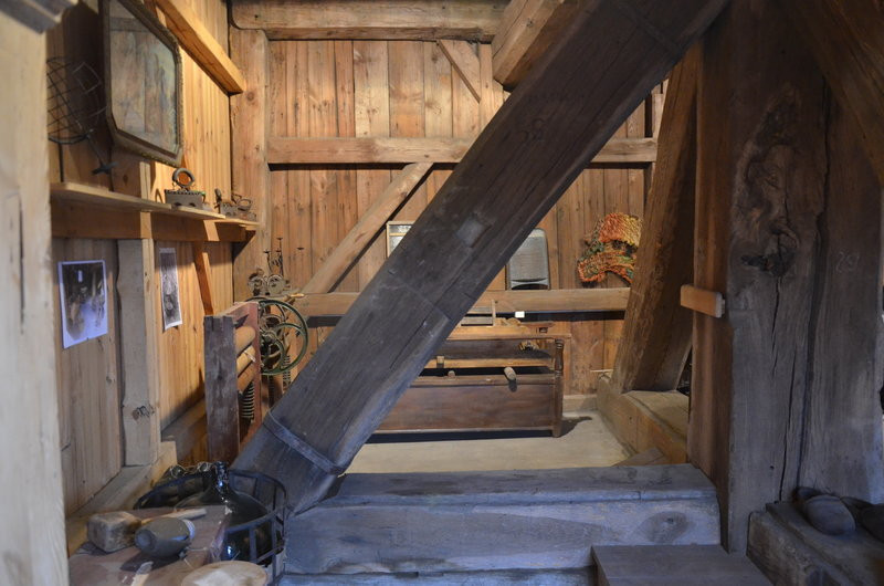 Eksponaty w użyciu przed święciechowskim wiatrakiem (zdjęcia)