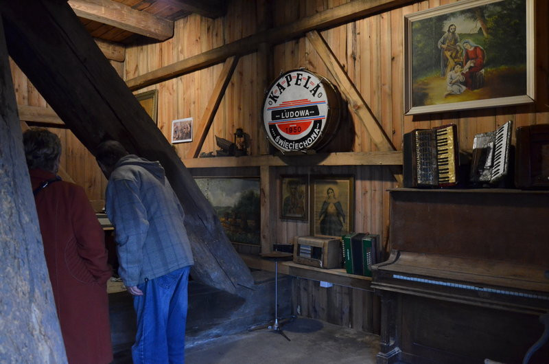 Eksponaty w użyciu przed święciechowskim wiatrakiem (zdjęcia)