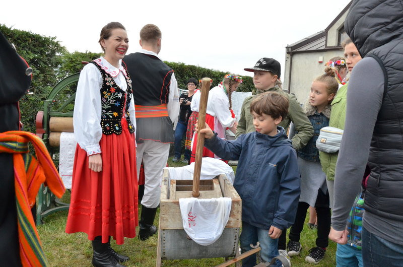 Eksponaty w użyciu przed święciechowskim wiatrakiem (zdjęcia)