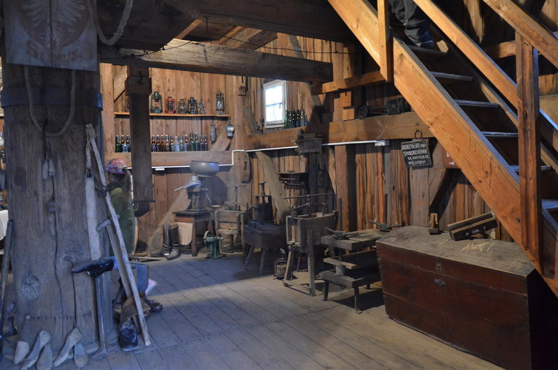 Eksponaty w użyciu przed święciechowskim wiatrakiem (zdjęcia)