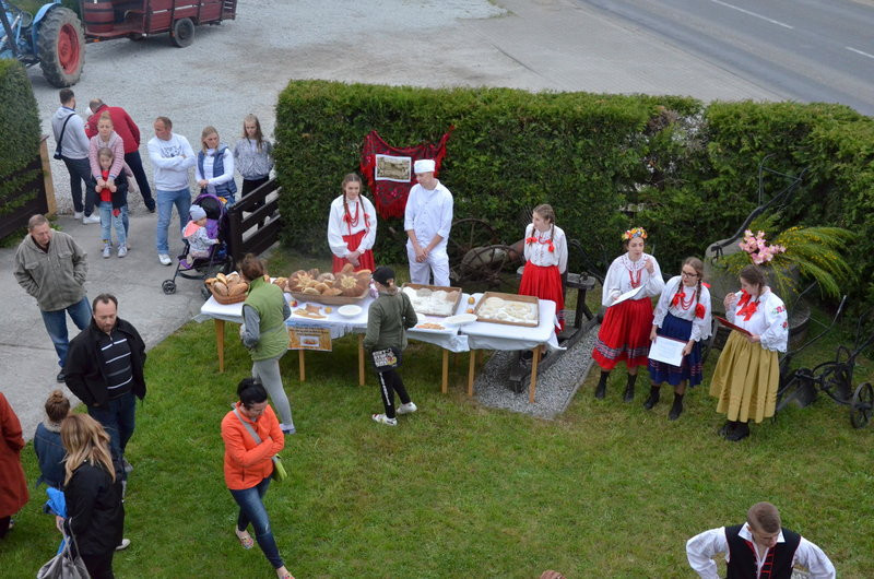 Eksponaty w użyciu przed święciechowskim wiatrakiem (zdjęcia)