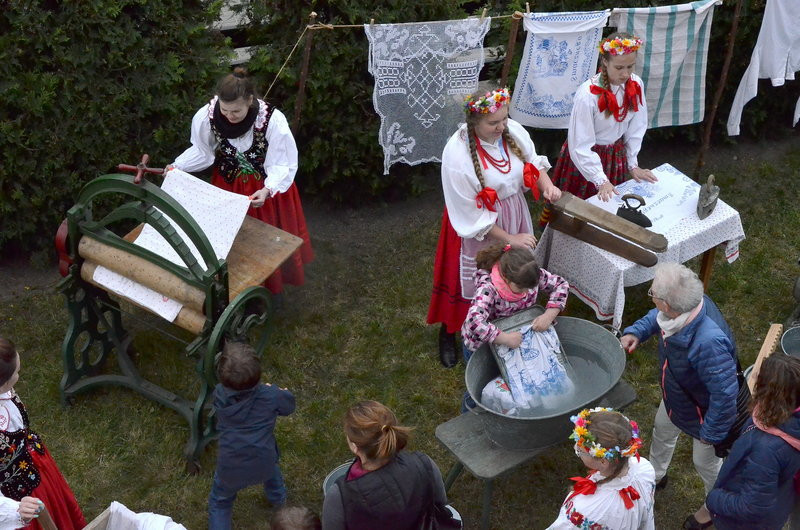 Eksponaty w użyciu przed święciechowskim wiatrakiem (zdjęcia)