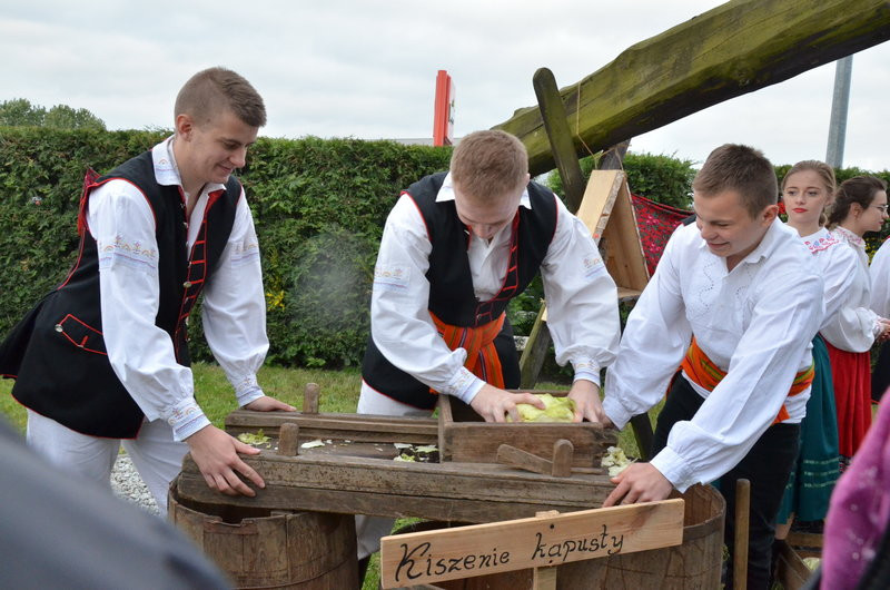 Eksponaty w użyciu przed święciechowskim wiatrakiem (zdjęcia)