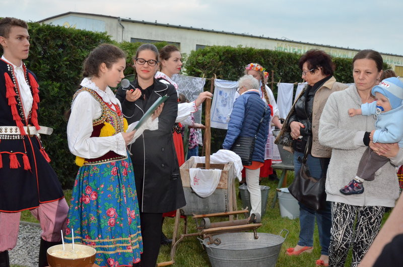 Eksponaty w użyciu przed święciechowskim wiatrakiem (zdjęcia)