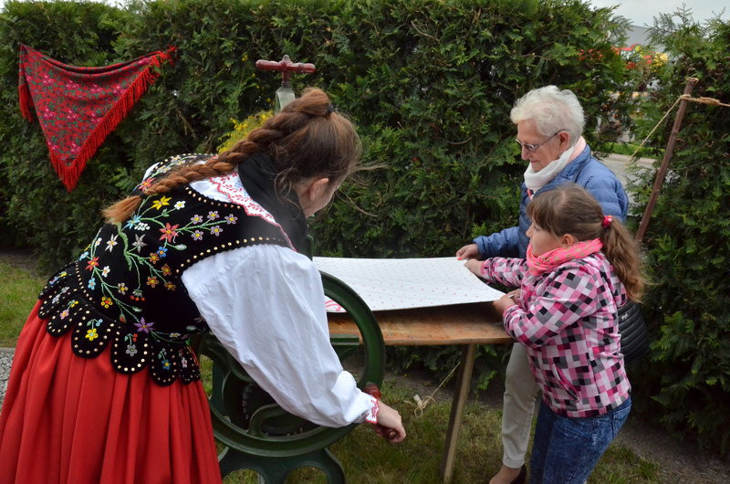 Eksponaty w użyciu przed święciechowskim wiatrakiem (zdjęcia)