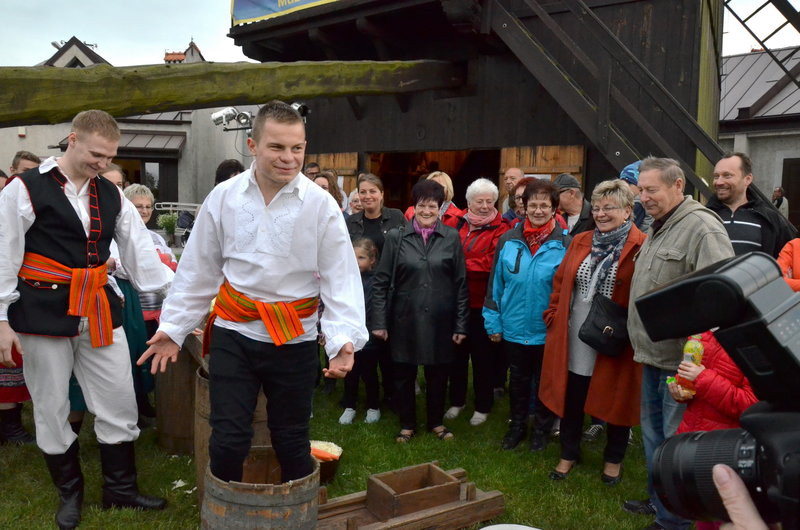 Eksponaty w użyciu przed święciechowskim wiatrakiem (zdjęcia)