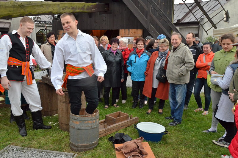 Eksponaty w użyciu przed święciechowskim wiatrakiem (zdjęcia)