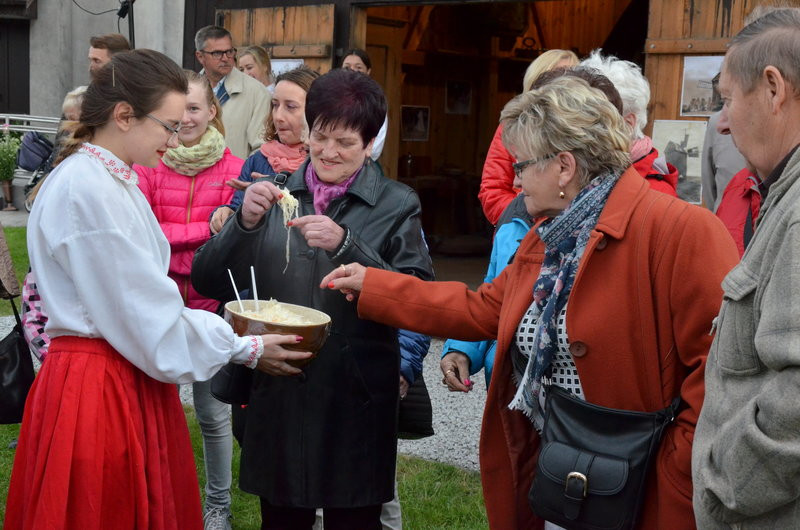 Eksponaty w użyciu przed święciechowskim wiatrakiem (zdjęcia)