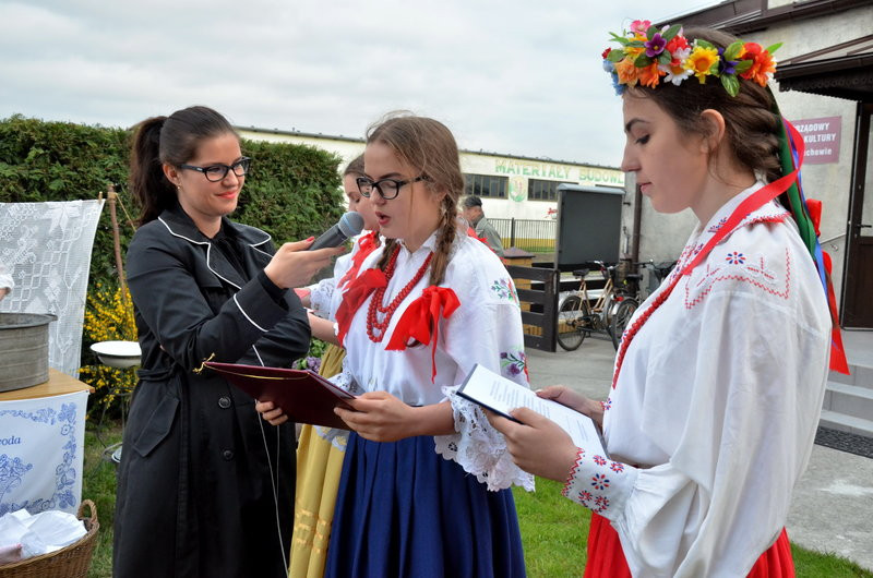 Eksponaty w użyciu przed święciechowskim wiatrakiem (zdjęcia)