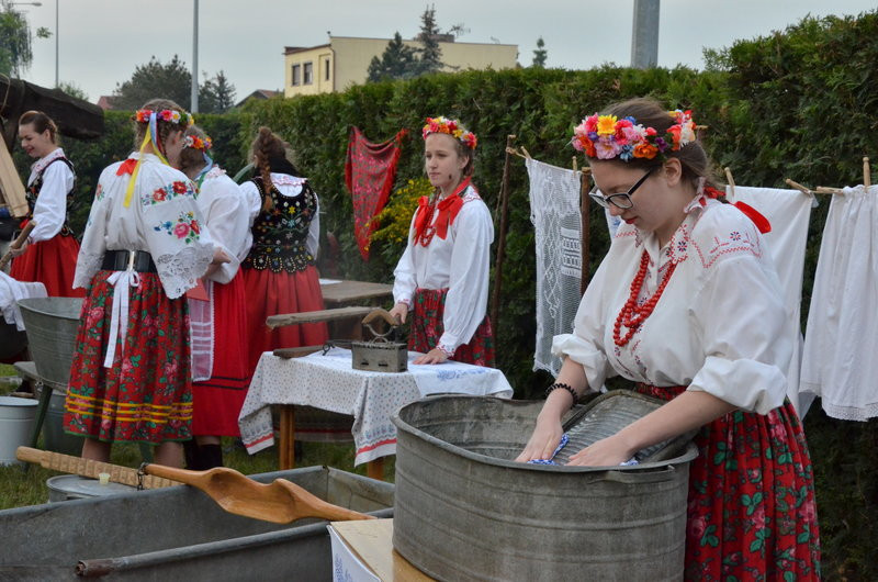 Eksponaty w użyciu przed święciechowskim wiatrakiem (zdjęcia)