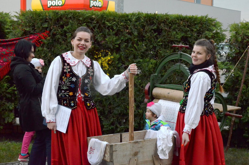 Eksponaty w użyciu przed święciechowskim wiatrakiem (zdjęcia)