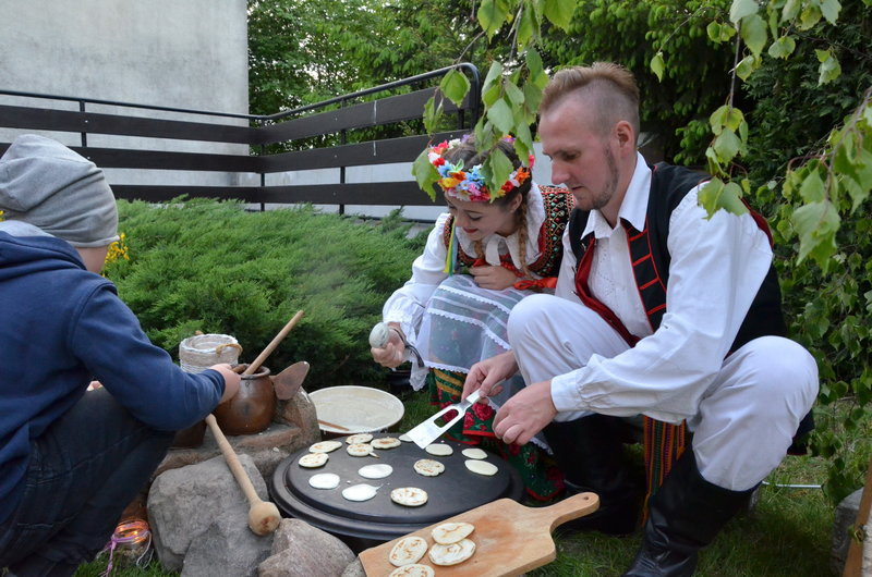 Eksponaty w użyciu przed święciechowskim wiatrakiem (zdjęcia)