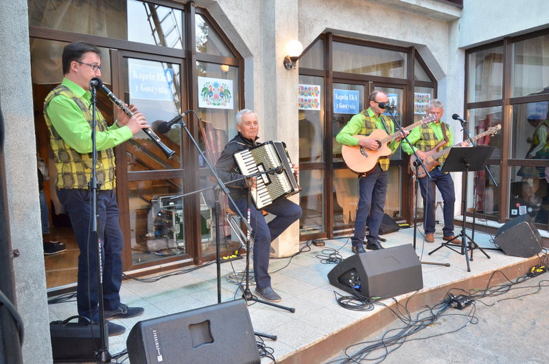 Eksponaty w użyciu przed święciechowskim wiatrakiem (zdjęcia)