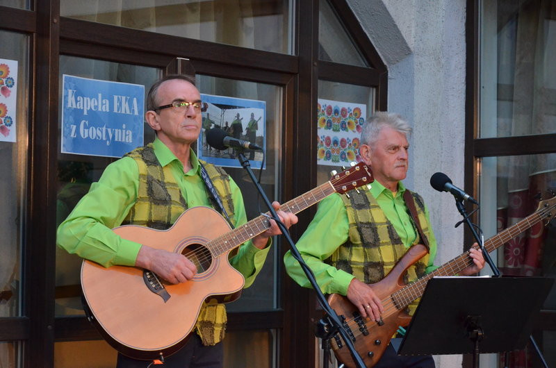 Eksponaty w użyciu przed święciechowskim wiatrakiem (zdjęcia)
