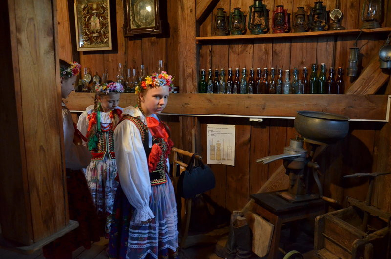 Eksponaty w użyciu przed święciechowskim wiatrakiem (zdjęcia)