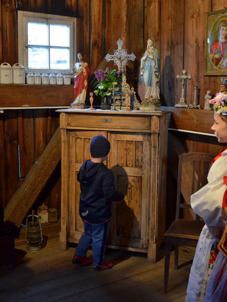 Eksponaty w użyciu przed święciechowskim wiatrakiem (zdjęcia)