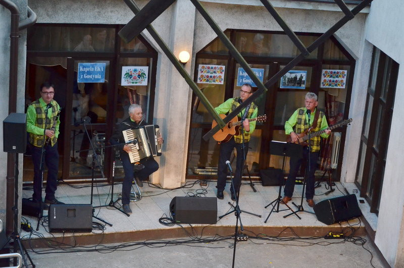 Eksponaty w użyciu przed święciechowskim wiatrakiem (zdjęcia)