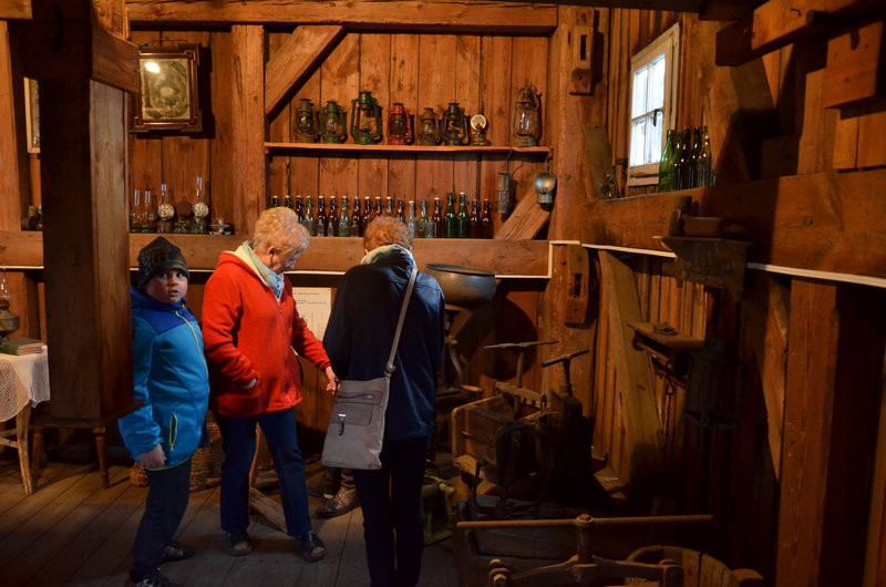 Eksponaty w użyciu przed święciechowskim wiatrakiem (zdjęcia)