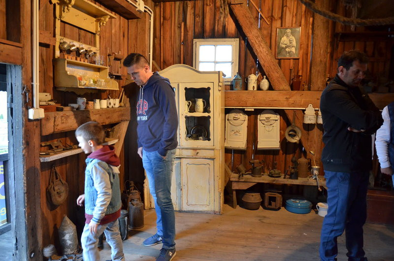 Eksponaty w użyciu przed święciechowskim wiatrakiem (zdjęcia)