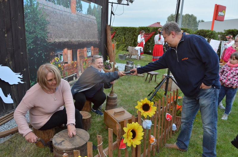 Eksponaty w użyciu przed święciechowskim wiatrakiem (zdjęcia)