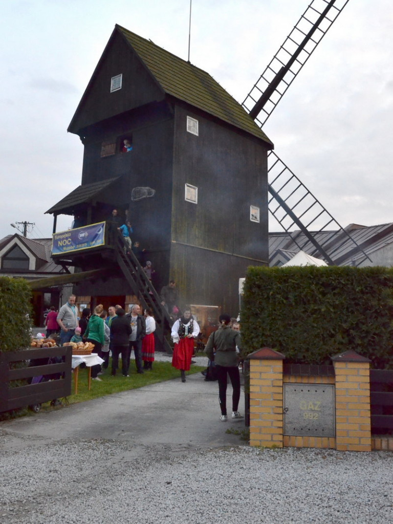 Eksponaty w użyciu przed święciechowskim wiatrakiem (zdjęcia)