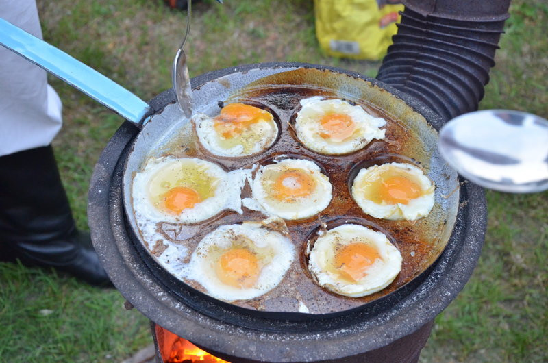Eksponaty w użyciu przed święciechowskim wiatrakiem (zdjęcia)