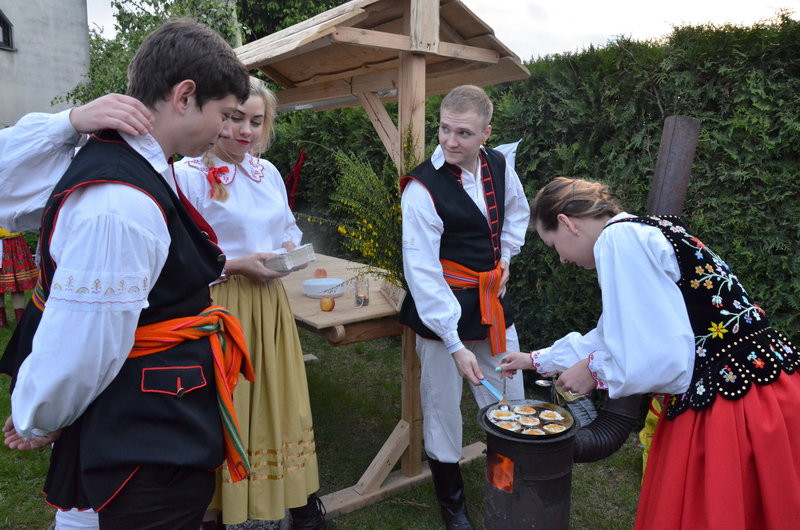 Eksponaty w użyciu przed święciechowskim wiatrakiem (zdjęcia)