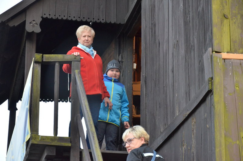 Eksponaty w użyciu przed święciechowskim wiatrakiem (zdjęcia)