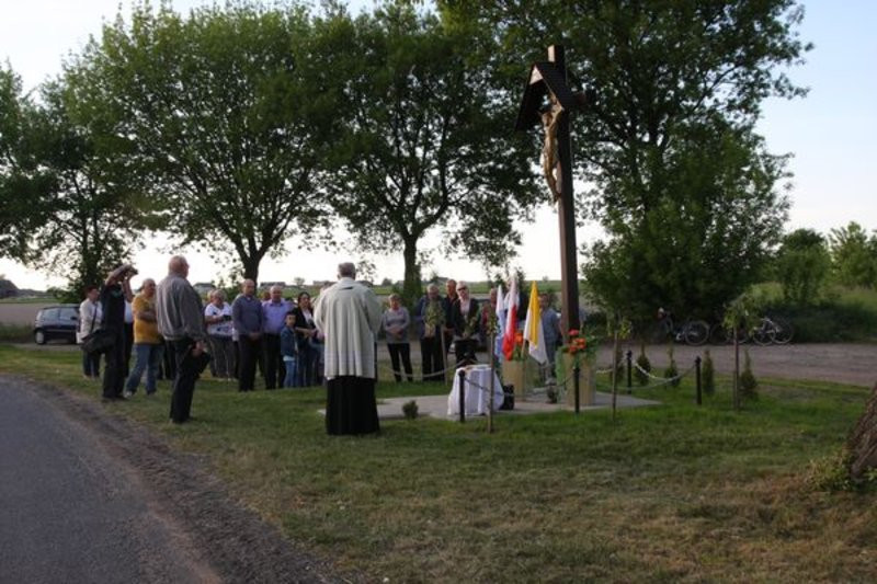 Mieszkańcy odnowili krzyż (zdjęcia)