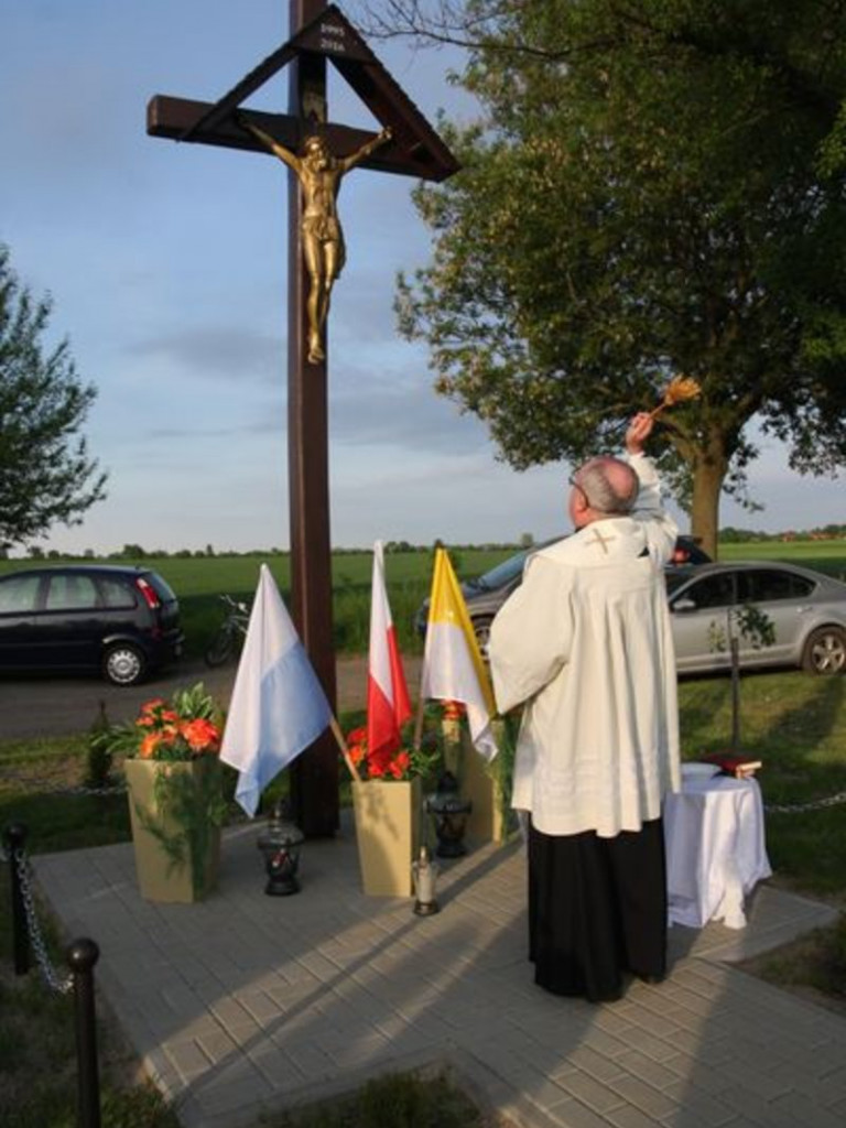 Mieszkańcy odnowili krzyż (zdjęcia)