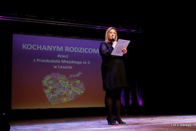 Przedszkolaki z PM 5 wystąpiły dla rodziców w MOK-u (zdjęcia)