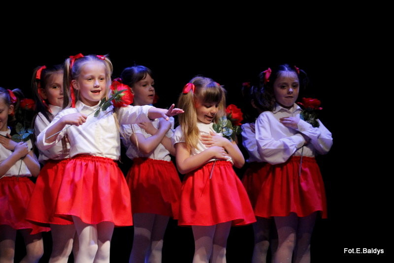 Przedszkolaki z PM 5 wystąpiły dla rodziców w MOK-u (zdjęcia)