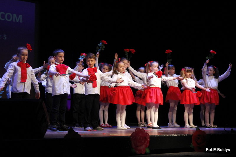 Przedszkolaki z PM 5 wystąpiły dla rodziców w MOK-u (zdjęcia)