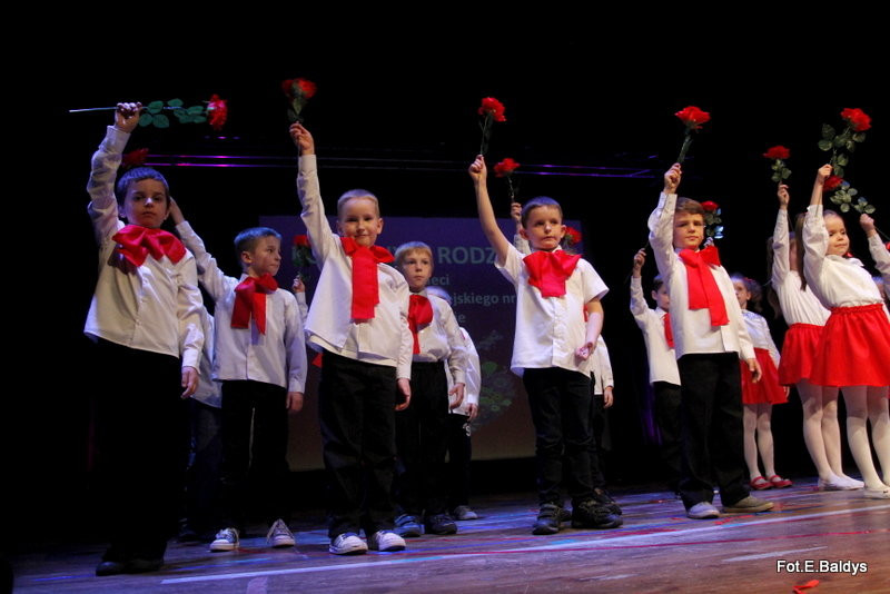 Przedszkolaki z PM 5 wystąpiły dla rodziców w MOK-u (zdjęcia)