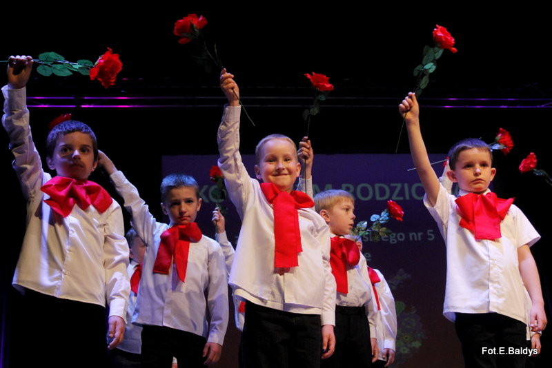 Przedszkolaki z PM 5 wystąpiły dla rodziców w MOK-u (zdjęcia)