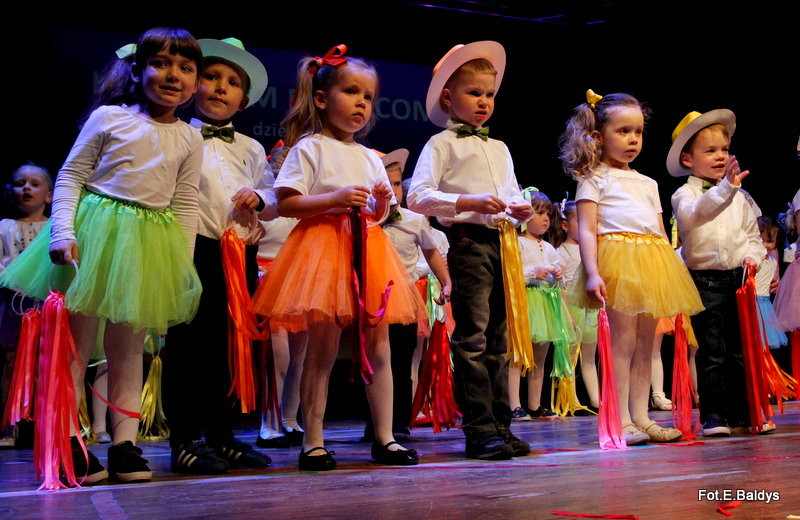 Przedszkolaki z PM 5 wystąpiły dla rodziców w MOK-u (zdjęcia)