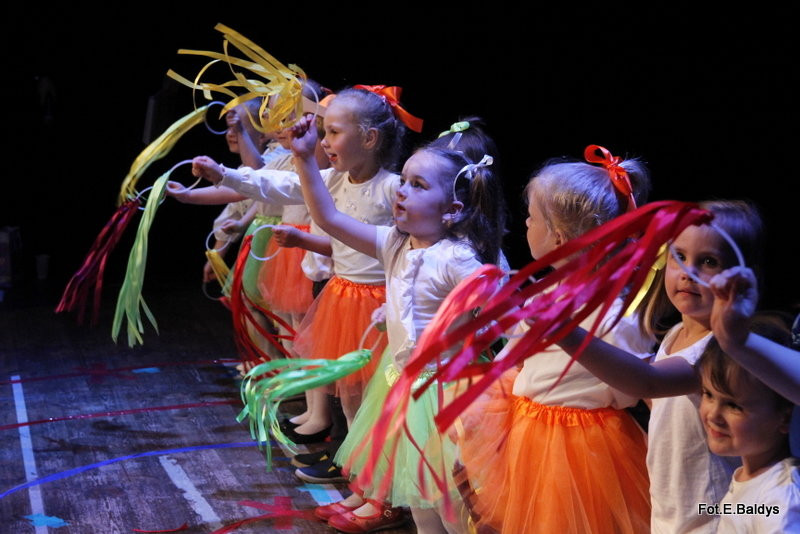 Przedszkolaki z PM 5 wystąpiły dla rodziców w MOK-u (zdjęcia)