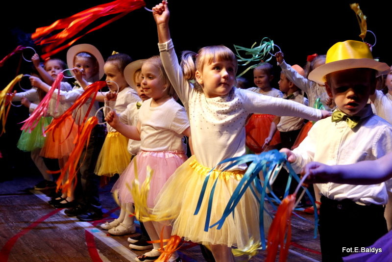 Przedszkolaki z PM 5 wystąpiły dla rodziców w MOK-u (zdjęcia)