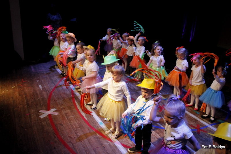 Przedszkolaki z PM 5 wystąpiły dla rodziców w MOK-u (zdjęcia)