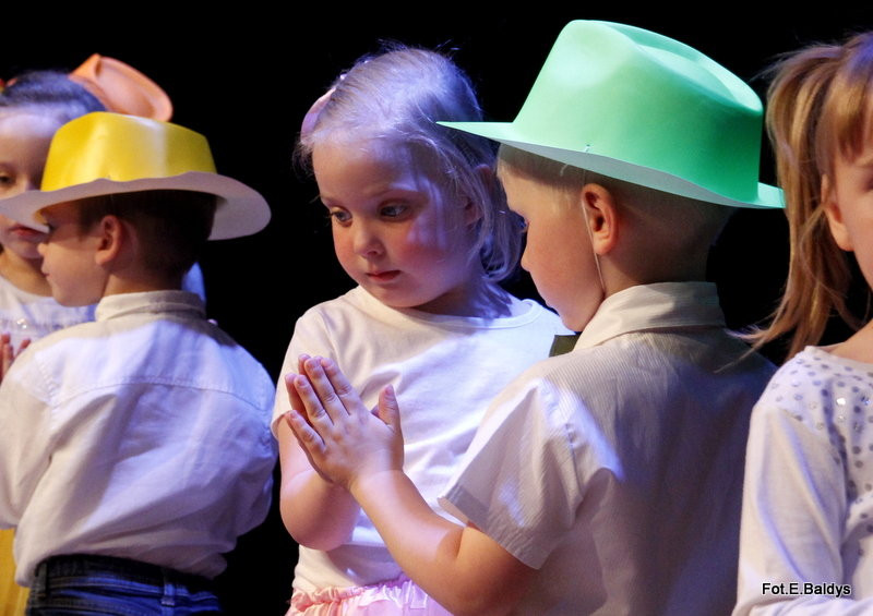 Przedszkolaki z PM 5 wystąpiły dla rodziców w MOK-u (zdjęcia)