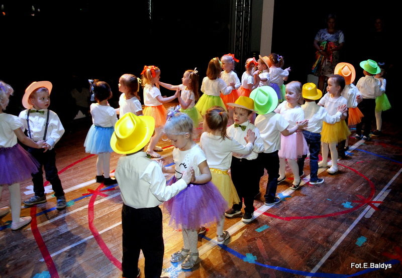 Przedszkolaki z PM 5 wystąpiły dla rodziców w MOK-u (zdjęcia)
