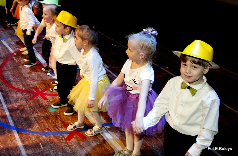 Przedszkolaki z PM 5 wystąpiły dla rodziców w MOK-u (zdjęcia)