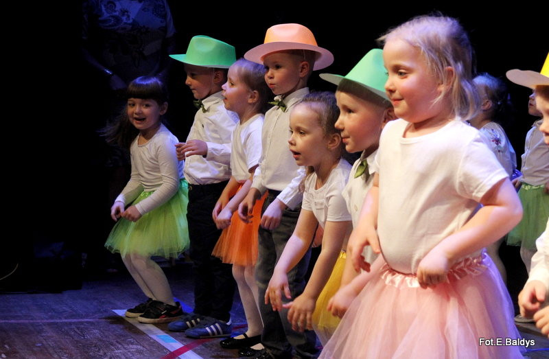 Przedszkolaki z PM 5 wystąpiły dla rodziców w MOK-u (zdjęcia)