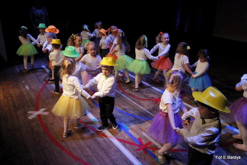 Przedszkolaki z PM 5 wystąpiły dla rodziców w MOK-u (zdjęcia)